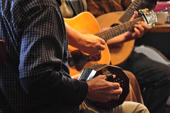 Concertina, violão e bandolim em ação em café de Port Townsend, no estado de Washington, nos Estados Unidos